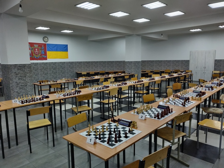 Шахова зала МДЮСШ №6 зі столами та шахівницями